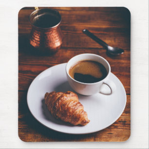 Kaffe och färsk kroissant musmatta
