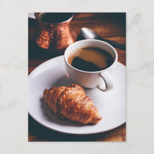 Kaffe och färsk kroissant vykort