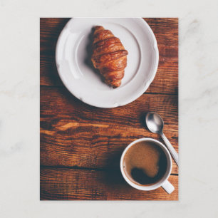 Kaffe och färsk kroissant vykort