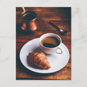 Kaffe och färsk kroissant vykort