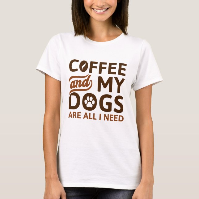 Kaffe och Hundar är allt jag behöver T Shirt (Framsida)