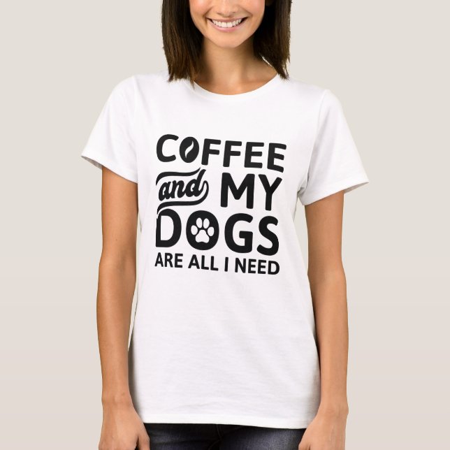Kaffe och Hundar är allt jag behöver T Shirt (Framsida)