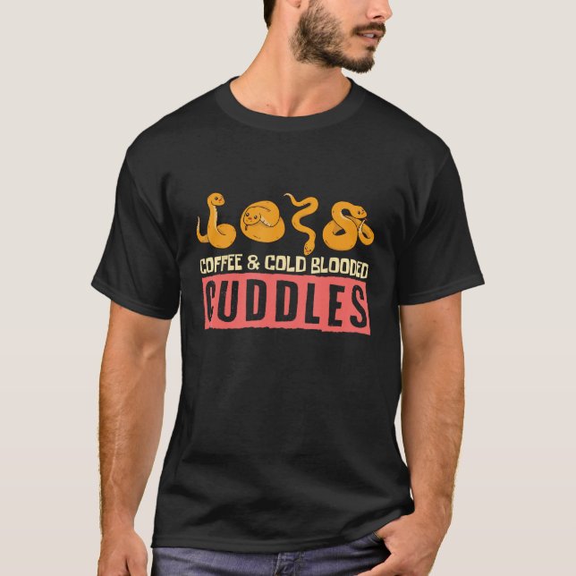 Kaffe och Kall Blodda Cuddles Snake and Coffee T Shirt (Framsida)