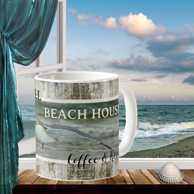 Kaffe och Kisses Fiskmås Beach House Mugg (Beach house mug featuring an image of a seagull flying over the ocean on a weathered wood)