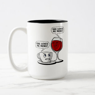 Kaffe och vin älskar hon mig mer Två-Tonad mugg