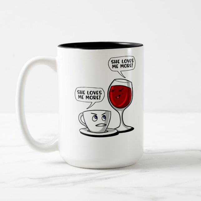 Kaffe och vin älskar hon mig mer Två-Tonad mugg (Vänster)