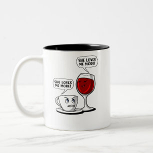 Kaffe och vin älskar hon mig mer Två-Tonad mugg