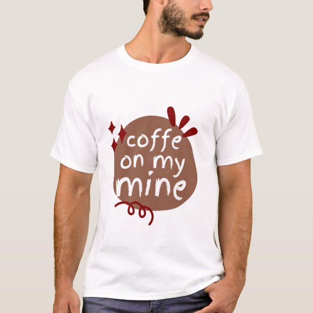 KAFFE PÅ MIN MINA T SHIRT (Framsida)