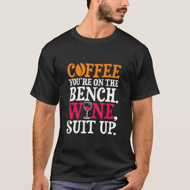 Kaffe på Vuxen Bench Vin Kostym uppåt T Shirt (Framsida)