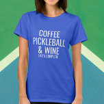 Kaffe Pickleball Vin Anpassningsbar Text som du Kä T Shirt<br><div class="desc">Vad gör ditt liv färdigt? Kaffe,  Pickleball & Vin eller något annat? Lägg bara till "kärlek" till texten i anpassningsbar 4 linjer för att skapa en skjorta av ett slag som visar sak som får ditt liv att konkurrera. Ändra eller radera enkelt en textrad.</div>