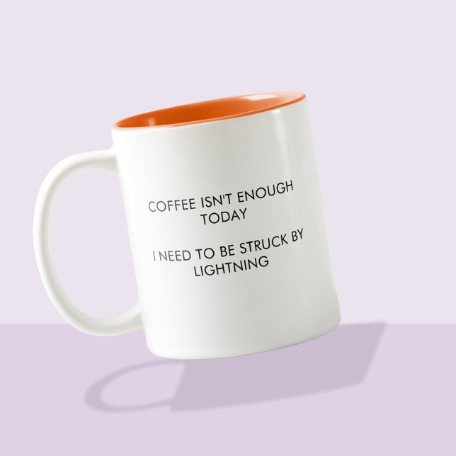 Kaffe räcker inte, typografi humor Två-Tonad mugg (Funny quote mug, "Coffee isn't enough today, I need to be struck by lightning")