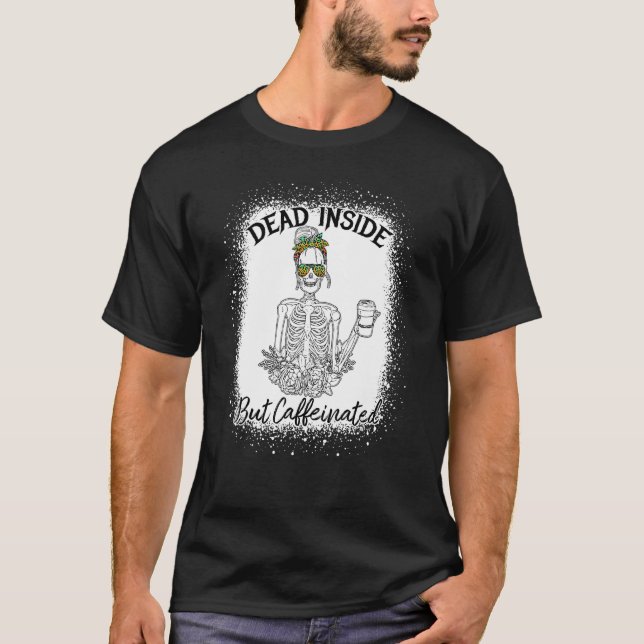 Kaffe som dricker Skeleton Halloween-koffeinerat T Shirt (Framsida)
