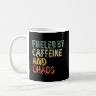 Kaffe som drivs av koffein och kaos kaffemugg