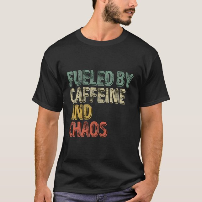 Kaffe som drivs av koffein och kaos t shirt (Framsida)