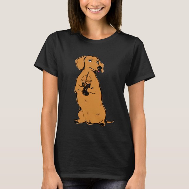KAFFE SOM NJUTS AV EN DACKEL  T SHIRT (Framsida)