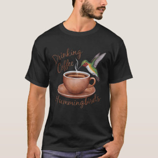 Kaffe som tittar på Hummingbird Kaffe och B T Shirt