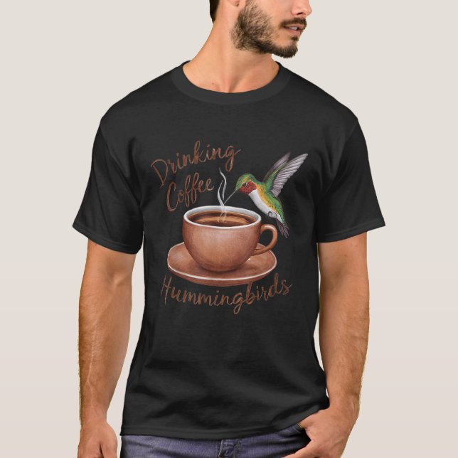 Kaffe som tittar på Hummingbird Kaffe och B T Shirt (Framsida)