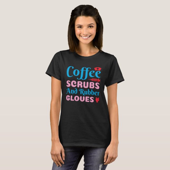 Kaffe, spånskivor och gummihandskar, sjuksköterska t shirt (Hel framsida)