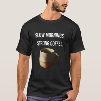 Kaffe T-shirt — "Långsamma morgnar. Starkt kaffe."