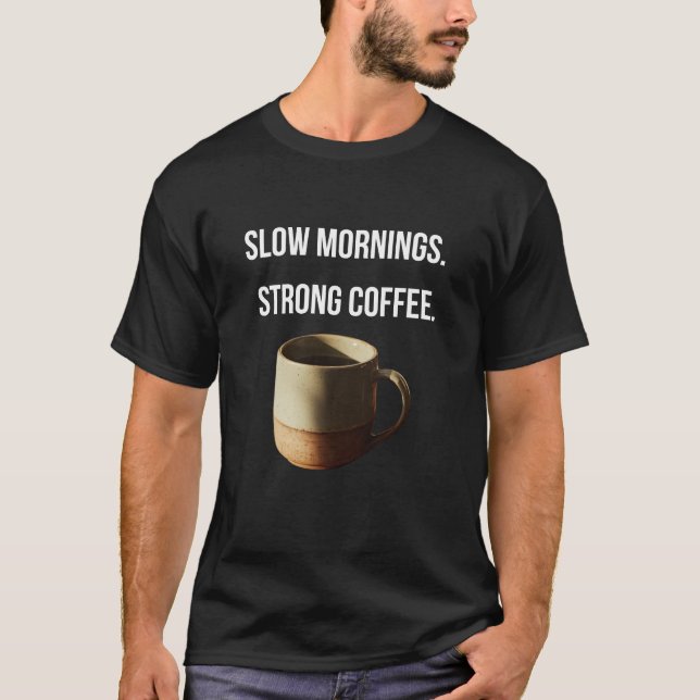 Kaffe T-shirt — "Långsamma morgnar. Starkt kaffe." (Framsida)