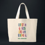 Kaffe, undervisa, klass, upprepa typografilärare jumbo tygkasse<br><div class="desc">Kaffe, lära klass, upprepa lärarns moderna färgstarka, ljusa typografipresenter. Visa din lärare att du bryr dig om den här användbara moderna julklappen eller slutpresenten. Mycket viktiga lärarbitar. Med handskript i modern roligt och plats för namn och namn i ditt barn. Perfekten av år, jul eller helgdag för din favoritlärare. Färg...</div>