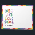 Kaffe, undervisa, klass, upprepa typografläraren l anteckningsblock<br><div class="desc">Kaffe, lära klass, upprepa lärarns moderna färgstarka, ljusa typografipresenter. Visa din lärare att du bryr dig om den här användbara moderna julklappen eller slutpresenten. Mycket viktiga lärarbitar. Med handskript i modern roligt och plats för namn och namn i ditt barn. Perfekten av år, jul eller helgdag för din favoritlärare. Färg...</div>
