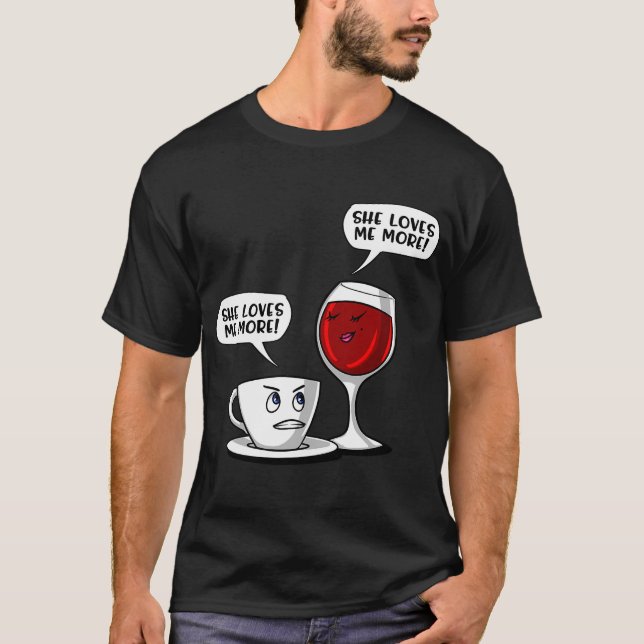 Kaffe Vin Hon Älskar Mig Mer T Shirt (Framsida)