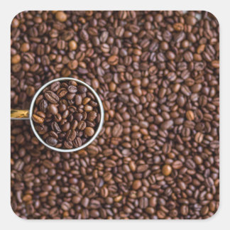 Kaffebönor med kaffe Kopp Fullt av bönor Fyrkantigt Klistermärke