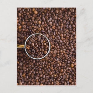 Kaffebönor med kaffe Kopp Fullt av bönor Vykort