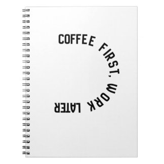 Kaffee först arbete SEN Rolig typografi anteckning Anteckningsbok
