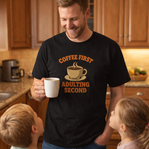 Kaffee först vuxenliv sekundat citat humor t shirt