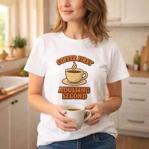 Kaffee först vuxenliv sen humoristisk citat t shirt