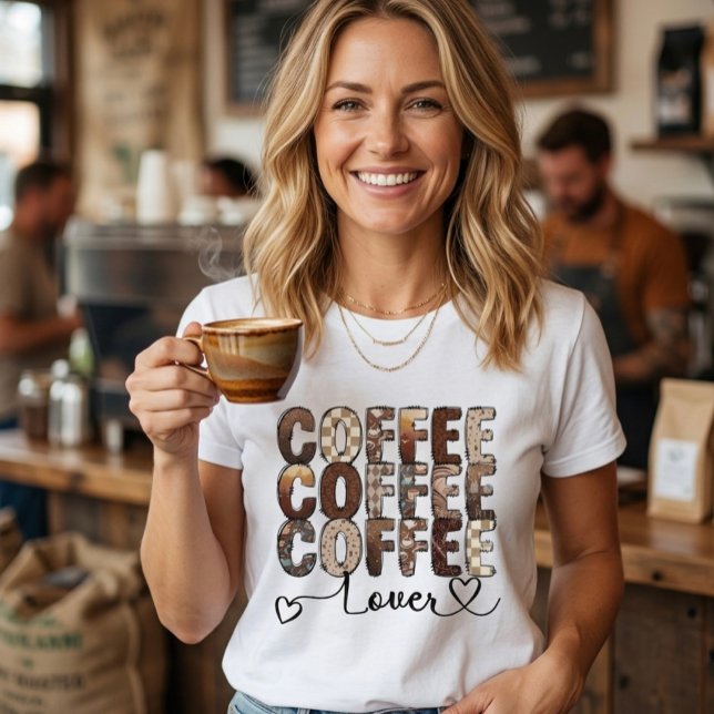 Kaffee. Kaffee. Kaffeälskare. T-Shirt (Skapare uppladdad)