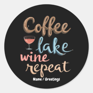 Kaffee, sjö, vin, upprepa rolig semester slogan runt klistermärke