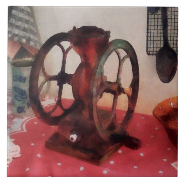 KaffeGrinder på röd Tablecloth Kakelplatta (Framsidan)