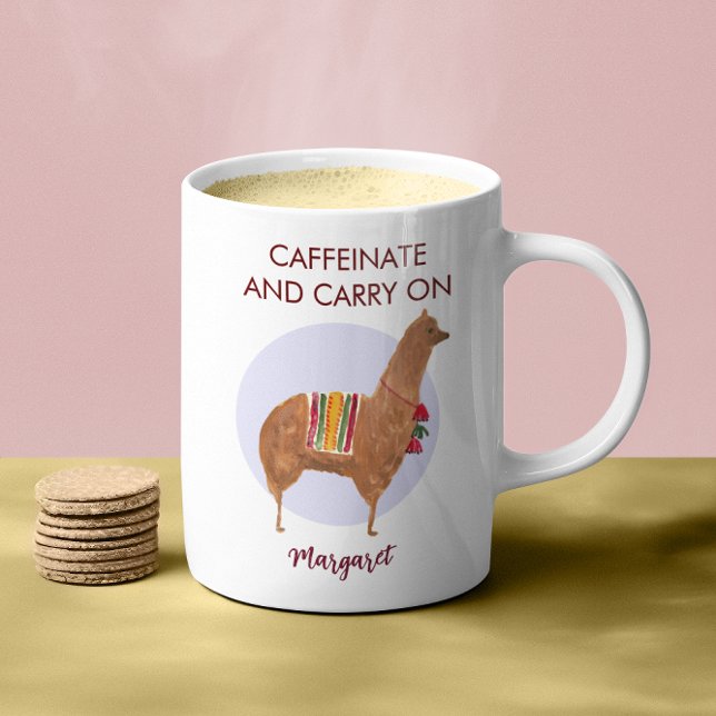 Kaffeinatbär på handdränkt Llama-Alfa-djur Kaffemugg (This cute alpaca / llama mug reads: "Caffeinate and Carry On." Make the office smile!)