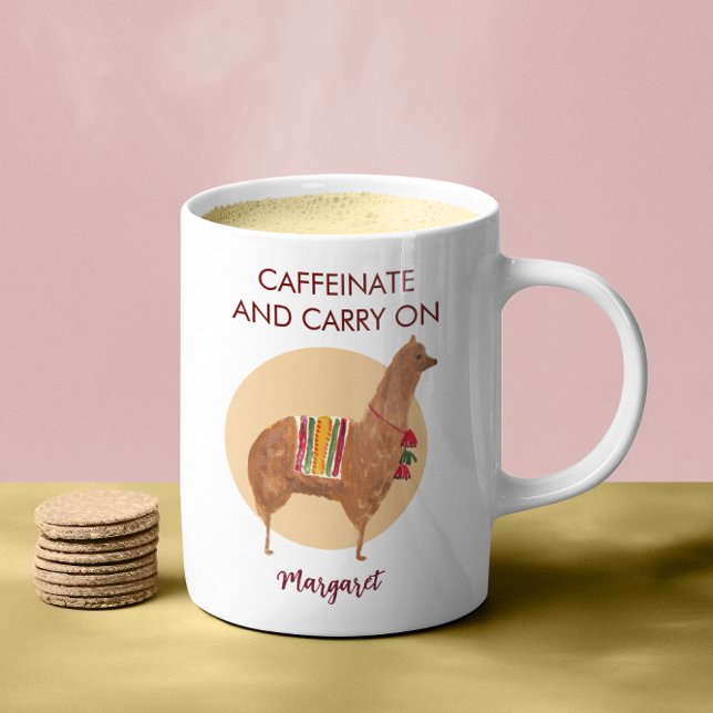 Kaffeinatbär på handdränkt Llama-Alfa-djur Kaffemugg (This cute personalized alpaca llama coffee mug reads: "Caffeinate and Carry On.")