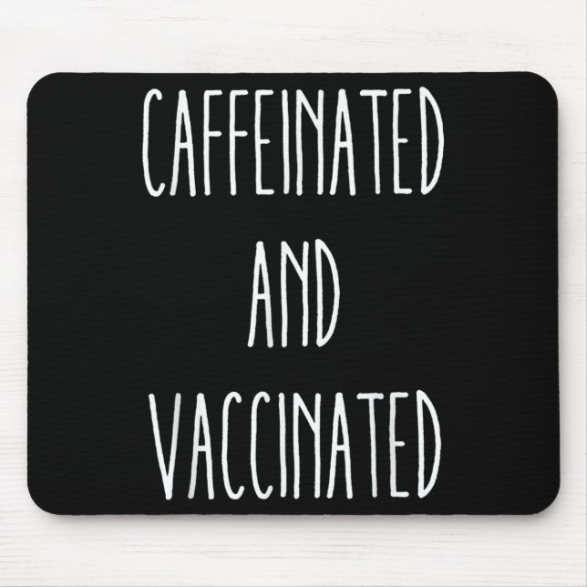 Kaffeinerad och vaccinerad grafik Tee Kärlek Musmatta (Framsidan)
