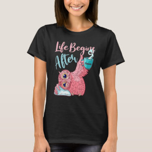 Kaffekaffe av uggla Cappuccino-konfekt T Shirt