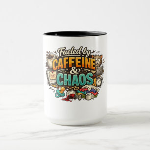 Kaffekopp med rolig text: Drivs av Kaffe & Kaos