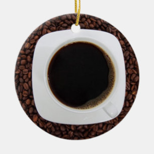 Kaffekopp på en säng av kaffebönaprydnaden julgransprydnad keramik