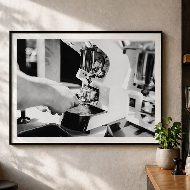 Kaffekvarn Barista Förbereder Färsk Espresso Poster (Skapare uppladdad)