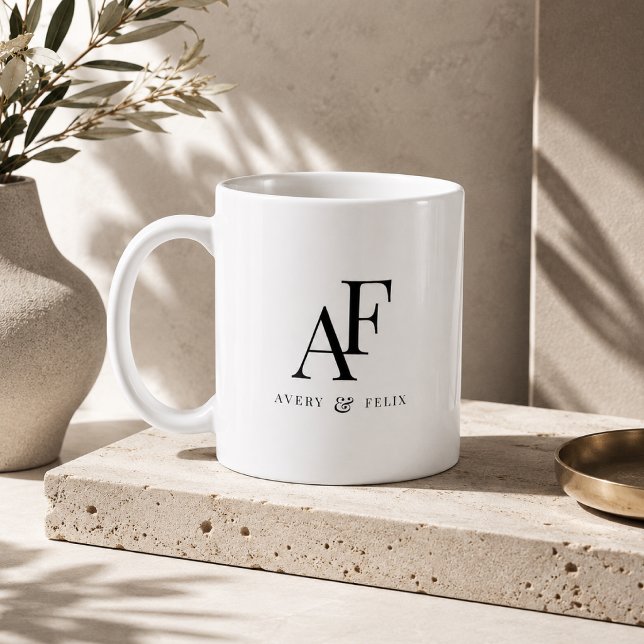 Kaffemugg | Anpassad vigselmonogrampresent för par (Personalized wedding monogram coffee mug with custom initials and couple name detail.)