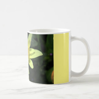 kaffemugg med den gula vildblomman