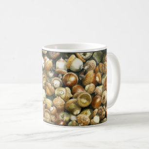 Kaffemugg med ett fält av stupade ekollonar