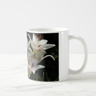 kaffemugg med vitliljar
