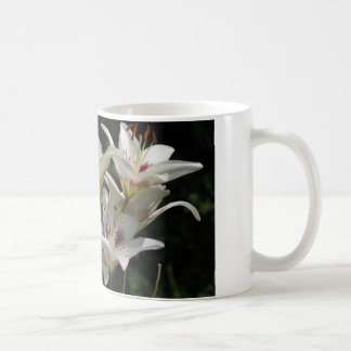 kaffemugg med vitliljar