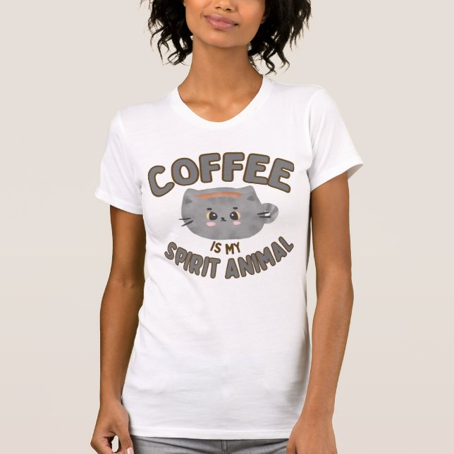 Kaffet ÄR MIN SPIRIT-DJUR. T Shirt (Framsida)