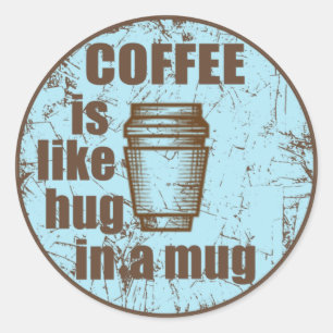 Kaffet är som krämen i en rolig drickare i mugg runt klistermärke