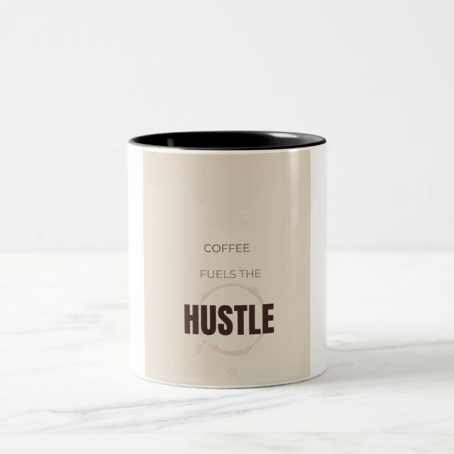 Kaffet Driver Hustlet Motivationsdryck För Kaffefa Två-Tonad Mugg (Center)